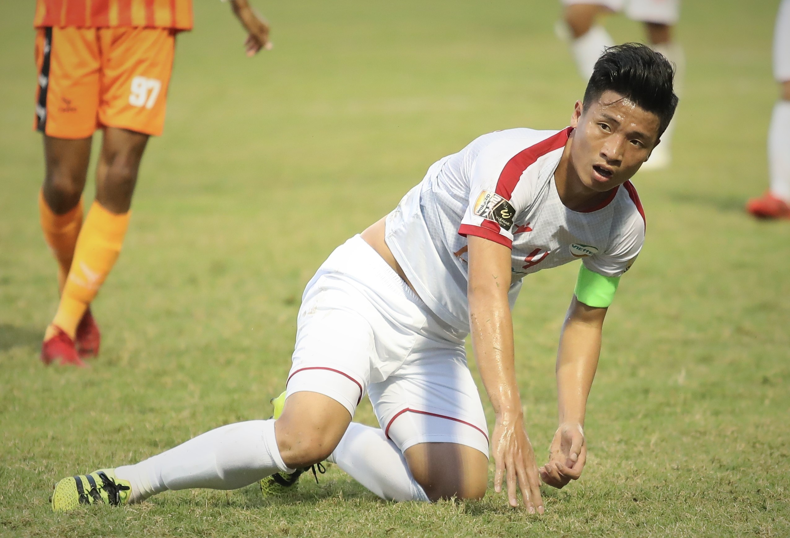 Trung ve Bui Tien Dung nhieu lan bi lam kho trong tran dau o V.League hinh anh