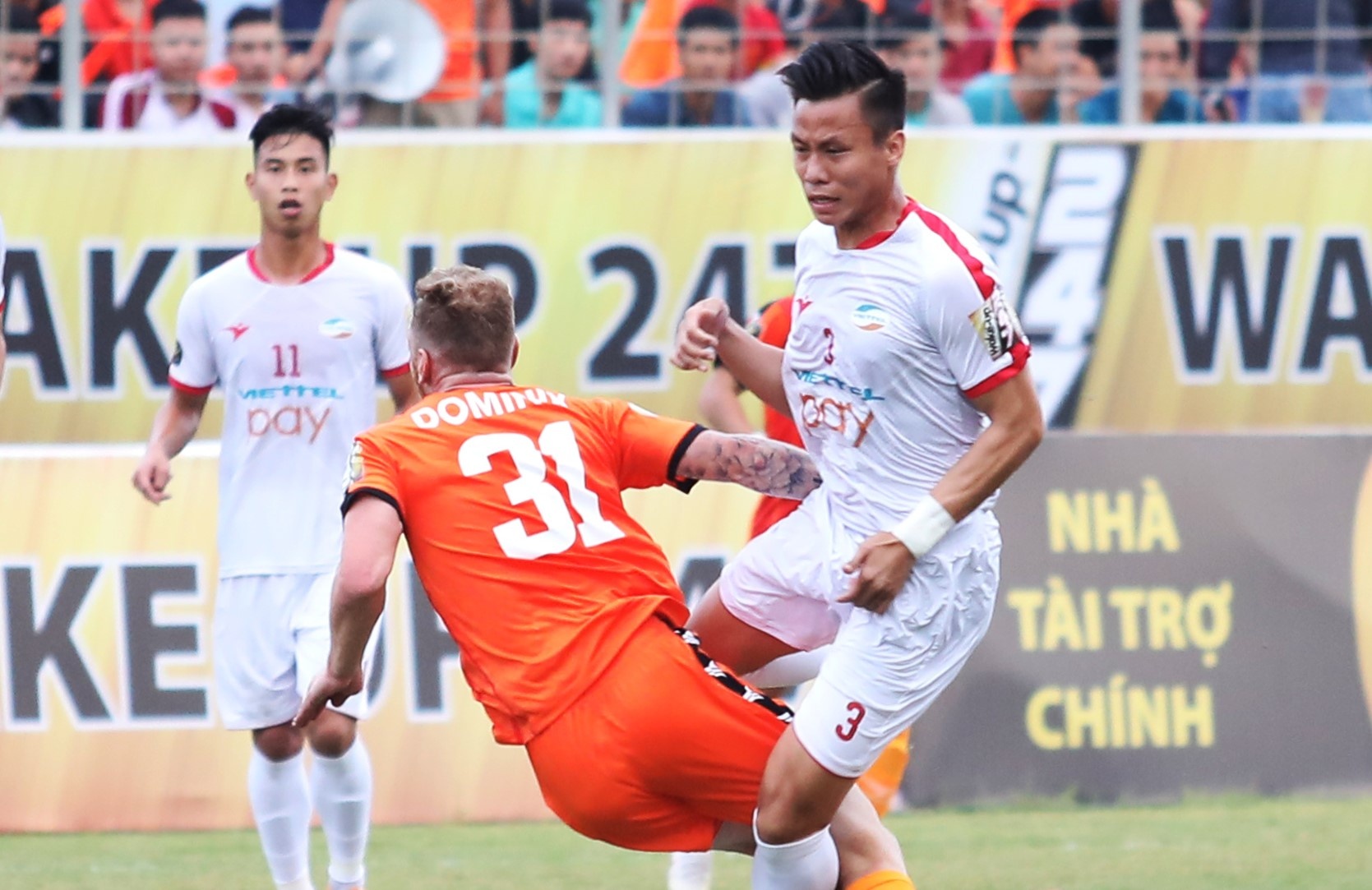 Tan binh cua Da Nang gay xuong suon sau pha vao bong cua Que Ngoc Hai hinh anh