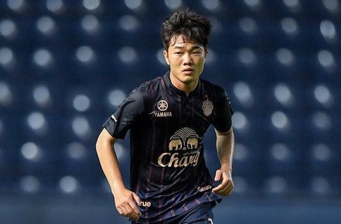 So cau thu om, ong chu Buriram cho Xuan Truong va dong doi nghi tap hinh anh