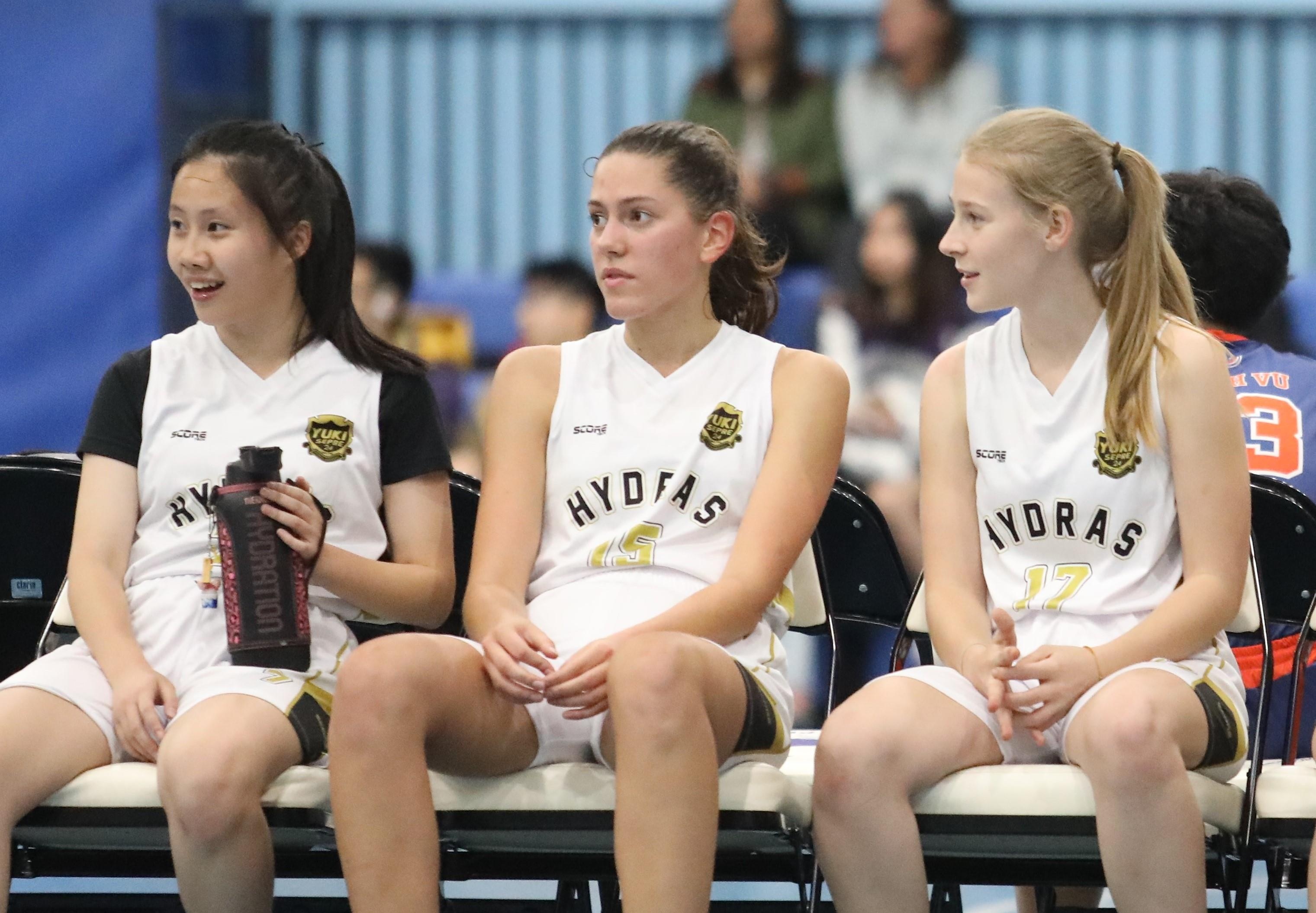 La lam giai bong ro cau thu nam va nu doi dau nhau tai Ha Noi hinh anh