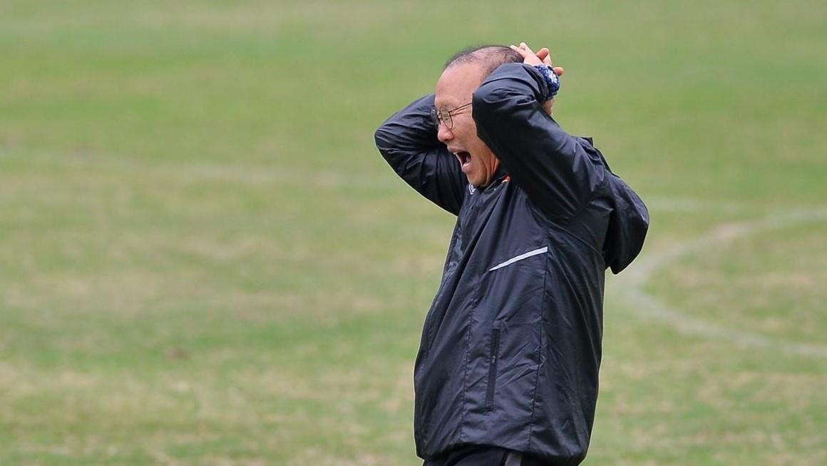 HLV Park bo bong da nguoi, nga nhao khi choi 'da ma' voi cac tro ly hinh anh