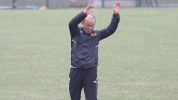 HLV Park vuon vai, thu gian truoc khi tap chung voi hoc tro hinh anh