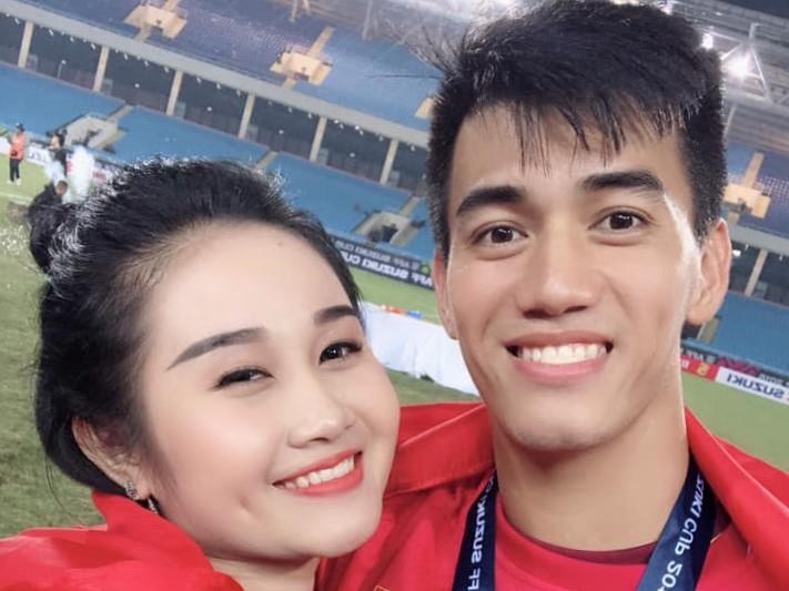 Tien Linh duoc ban gai an ui sau khi bi thay Park loai hinh anh