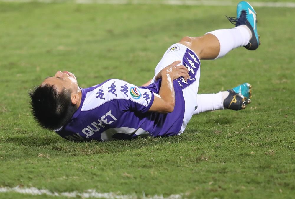 Van Quyet dau don om dui sau khi sut hong 11 m o tran CLB Ha Noi thua hinh anh
