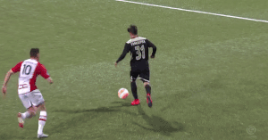 Cau thu Ajax sut thang ve luoi nha kho tin tu 30 met hinh anh