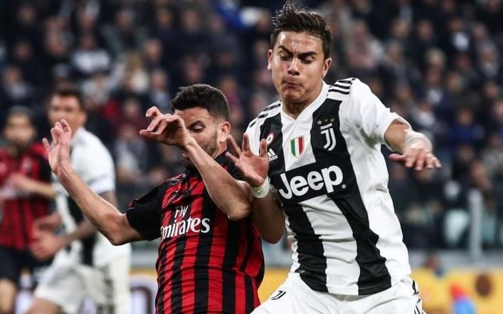 Ban trong tai Serie A phai xin loi AC Milan sau sai sot truoc Juve hinh anh