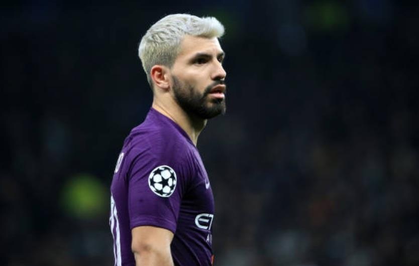 Aguero da hong penalty, CDV Man City doi dung tien ve sut trung 100% hinh anh