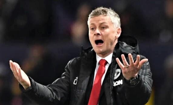 HLV MU doi VAR, duoi cau thu Barca vi dung tay choi bong hinh anh