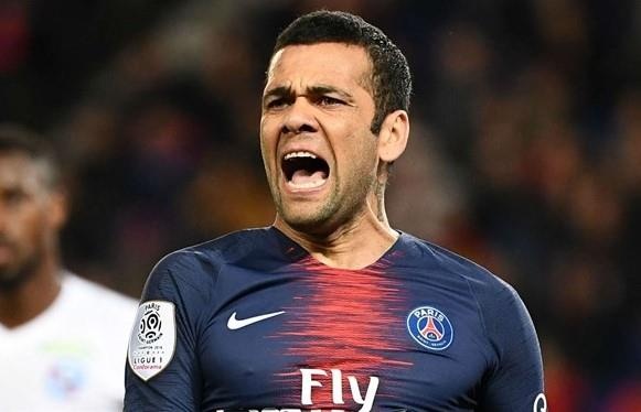 Dani Alves: 'PSG thua MU vi ho khong chiu nghe loi toi' hinh anh