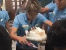 Van Toan bi up banh gato vao mat trong ngay sinh nhat hinh anh