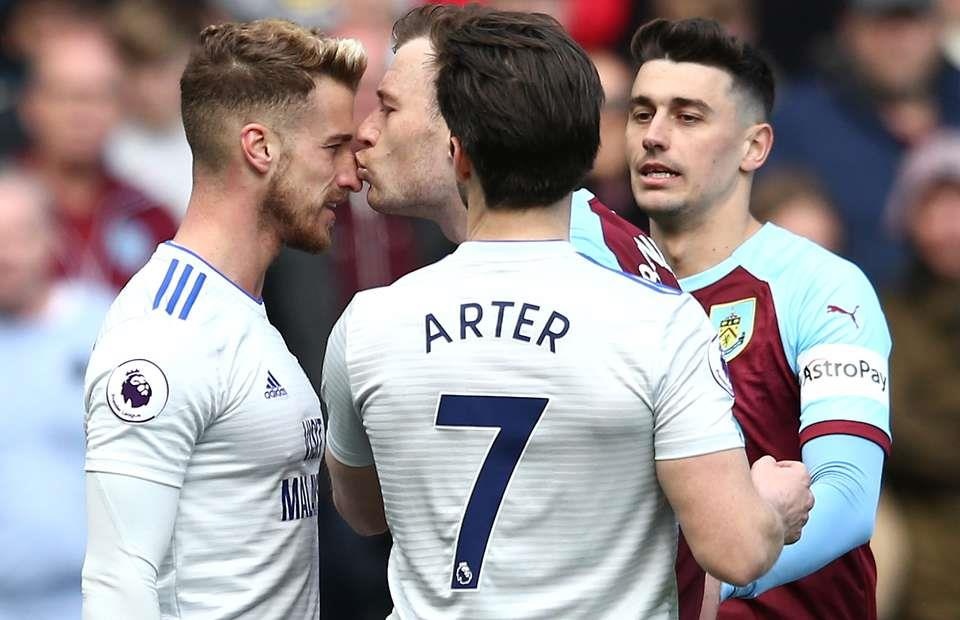 Hon doi thu, tien dao Burnley nhan the tu trong tai hinh anh