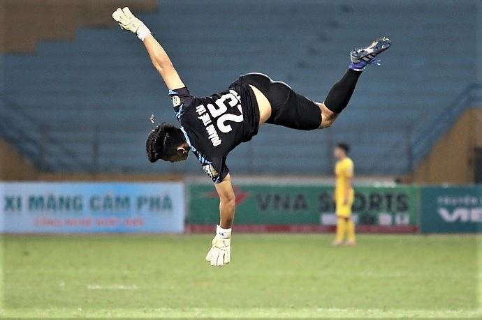 Thu mon Viettel bay nguoi an mung Bui Tien Dung ghi ban hinh anh