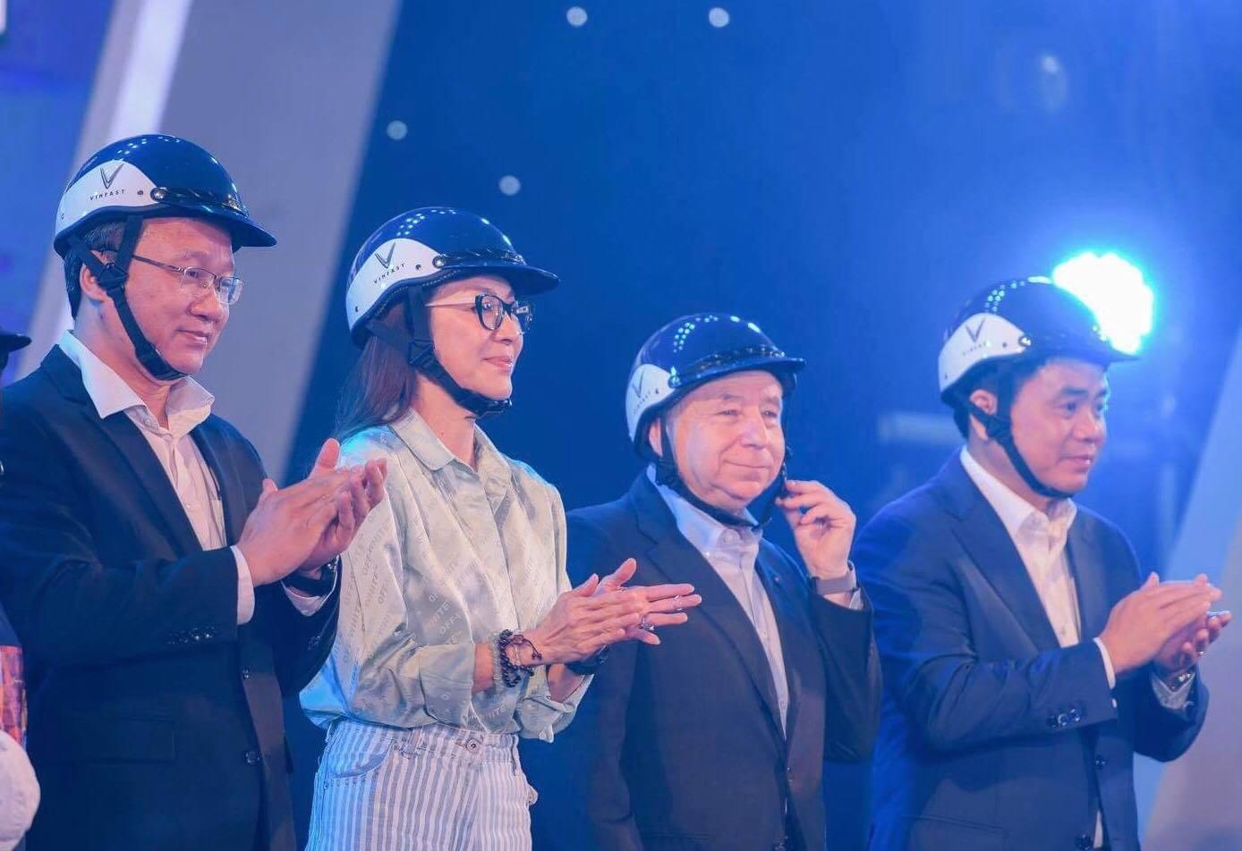 Minh tinh Duong Tu Quynh den Viet Nam tang mu bao hiem hinh anh