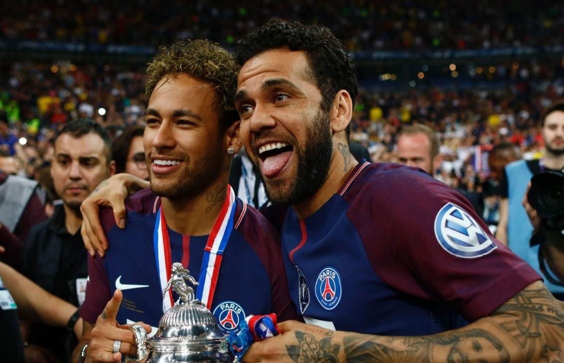 Dani Alves khong co doi thu ve danh hieu trong lang bong da hinh anh