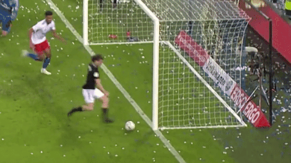 Pha bo lo kho tin khi bong chi cach khung thanh trong chua toi nua met hinh anh