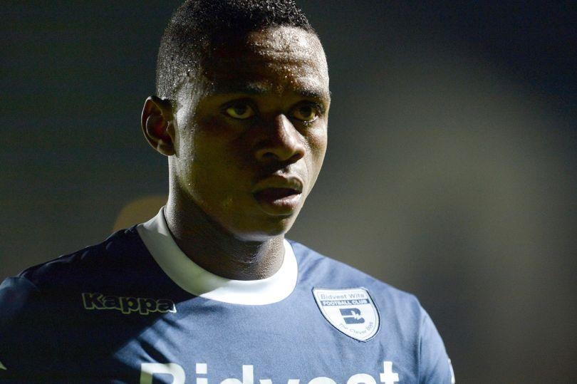 Khong nghe loi bac si, cau thu tu vong tren san vi co thi dau hinh anh