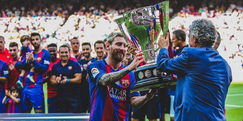 Messi ghi ban, Barcelona nang cup vo dich La Liga hinh anh