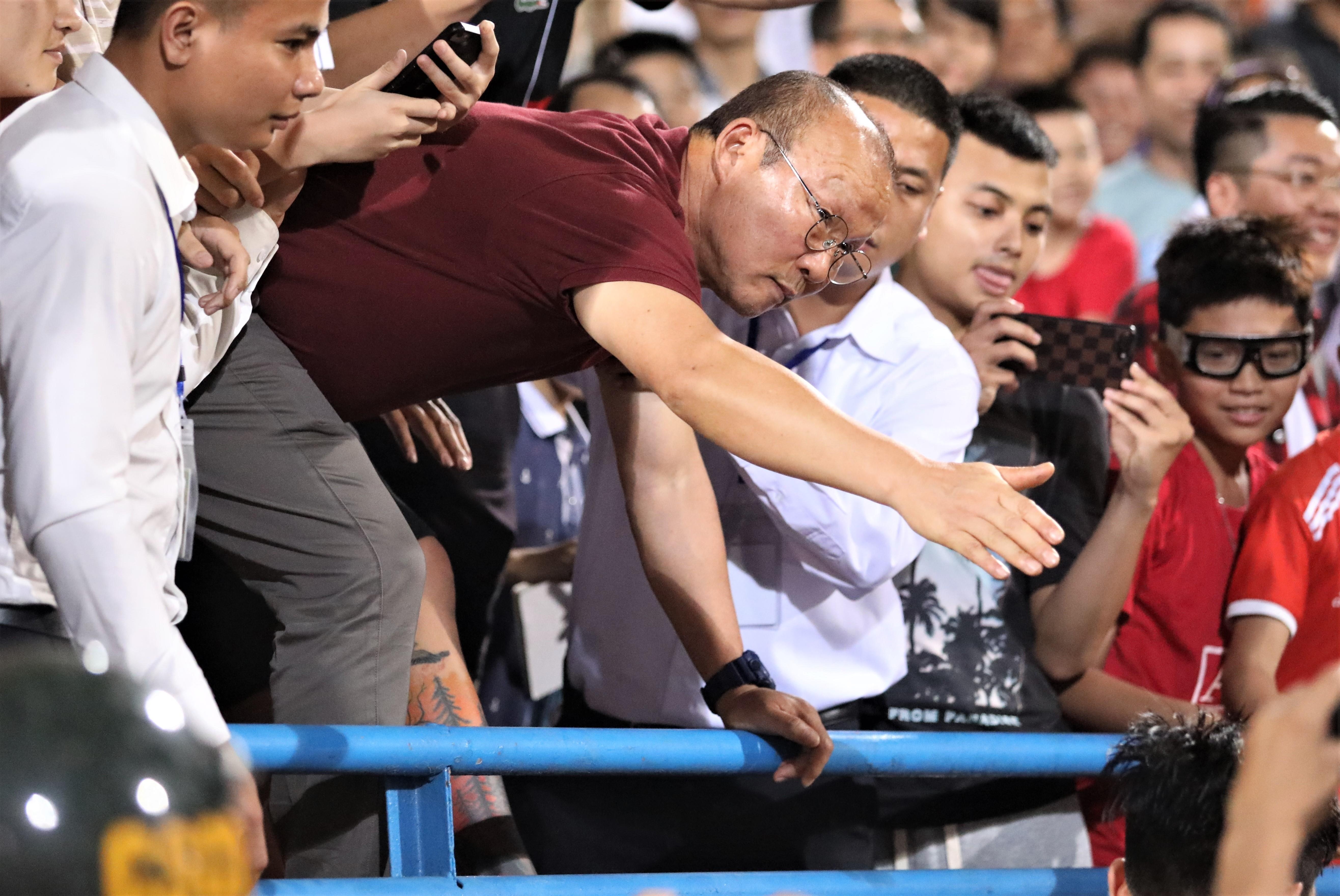 HLV Park nhoai nguoi tu khan dai xuong san de goi Quang Hai, Van Hau hinh anh