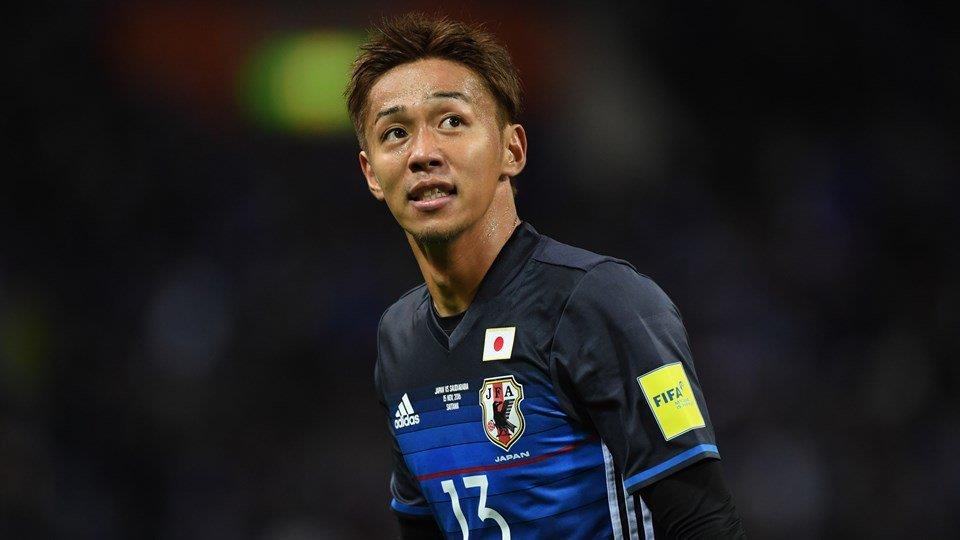 Tran dau giua 3 cau thu chuyen nghiep va 100 em nho hinh anh