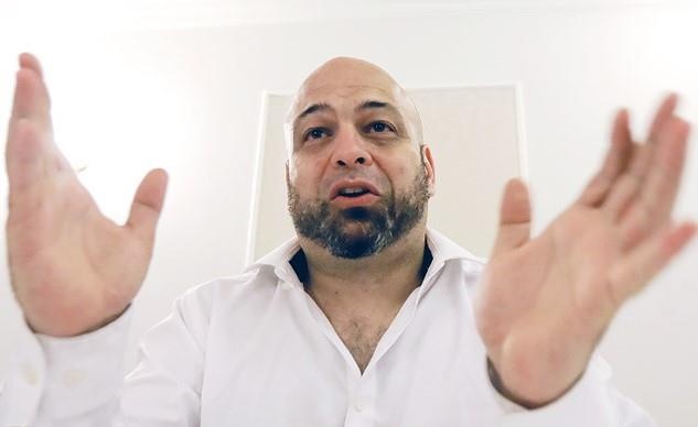 Flores bi vo su Viet to that hua, khong chiu giao dau dung hen hinh anh