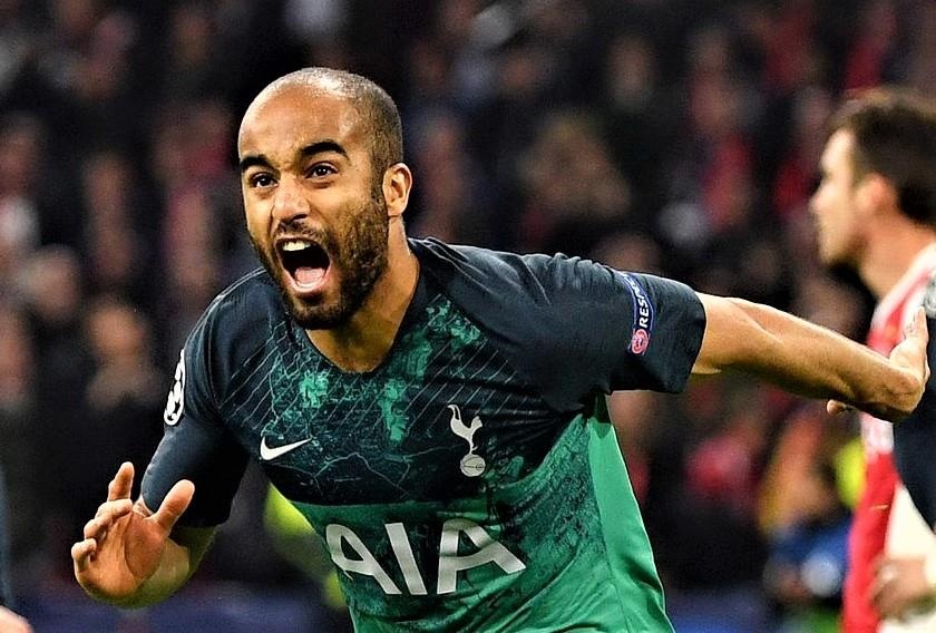 Moura nuc no khi xem lai khoanh khac ghi ban quyet dinh hinh anh