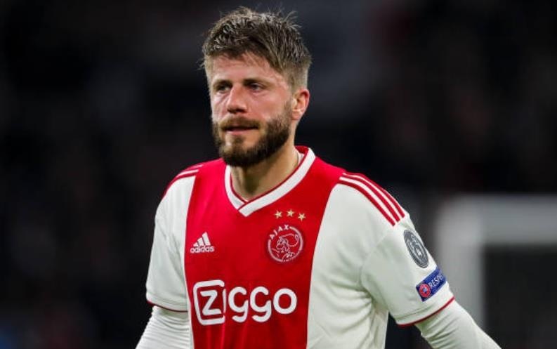 Tien ve Ajax pha bong trong tay thu mon doi nha giup Tottenham ghi ban hinh anh