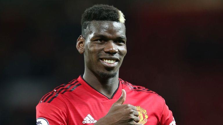 Pogba cuoi tuoi khi bi chinh fan MU si nhuc tren san hinh anh
