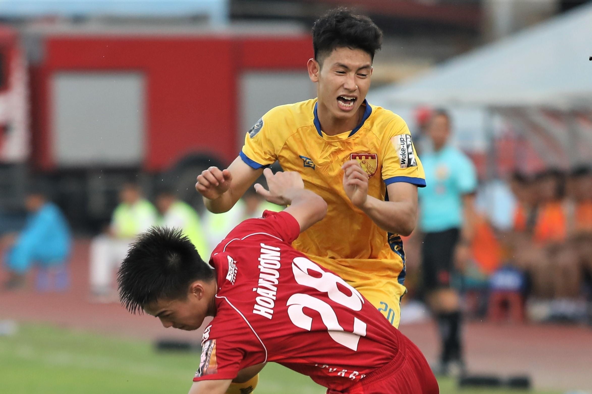 Tro ly thay Park chung kien tran dau bao luc tren san Hai Phong hinh anh