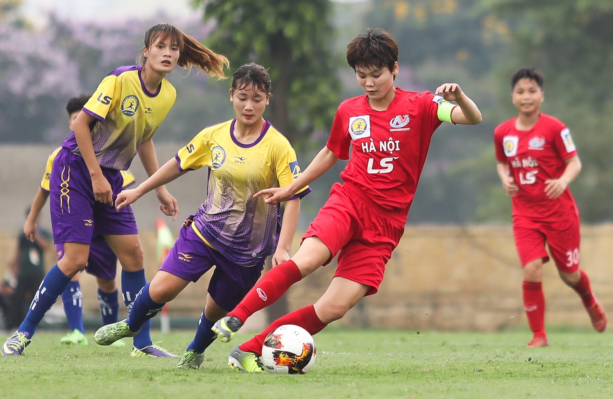 Doi truong CLB nu Ha Noi gay an tuong manh voi cu poker trong it phut hinh anh