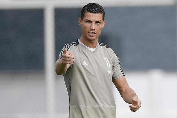 Ronaldo solo ghi ban tu giua san trong buoi tap cua Juventus hinh anh