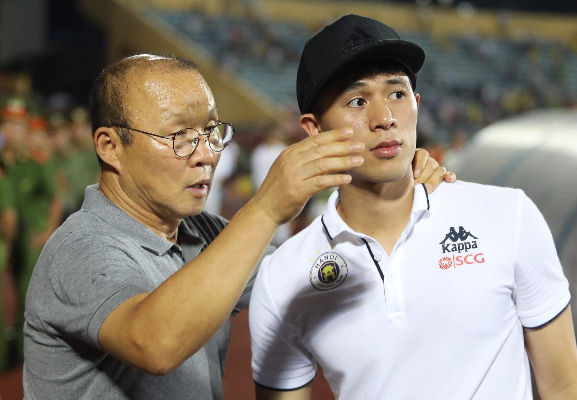 HLV Park xuong san an ui tro cung sau khi thua doi suyt xuong hang hinh anh