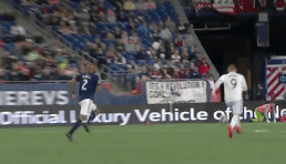 Rooney nam san sau pha va cham voi doi thu hinh anh