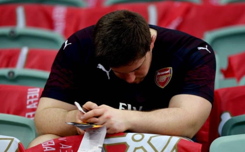 CDV phan no vi khan dai qua xa mat san tran CK Europa League hinh anh