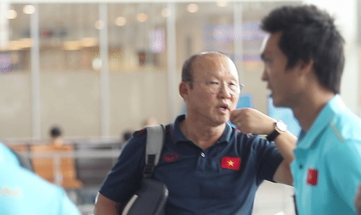 HLV Park lien tuc nhac hoc tro di an truoc khi len may bay hinh anh