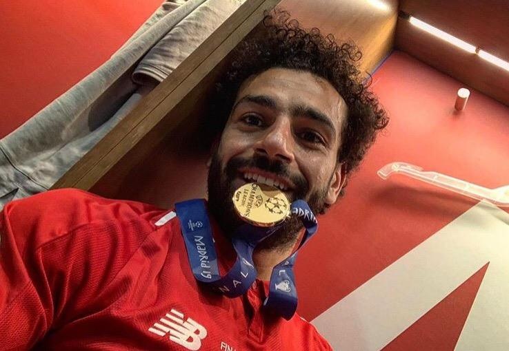 Cau thu Liverpool an mung cuong nhiet chuc vo dich trong phong thay do hinh anh