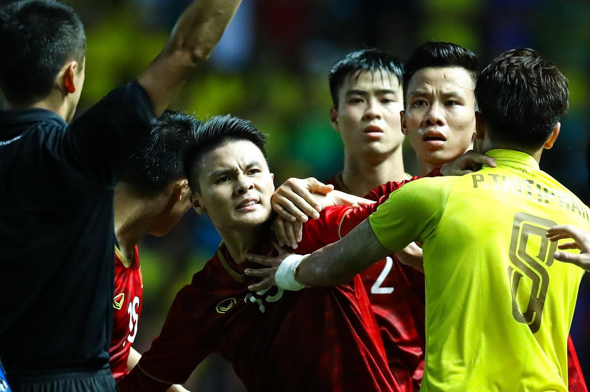 Co dong vien Viet Nam bat binh vi cau thu Thai Lan choi ac y hinh anh