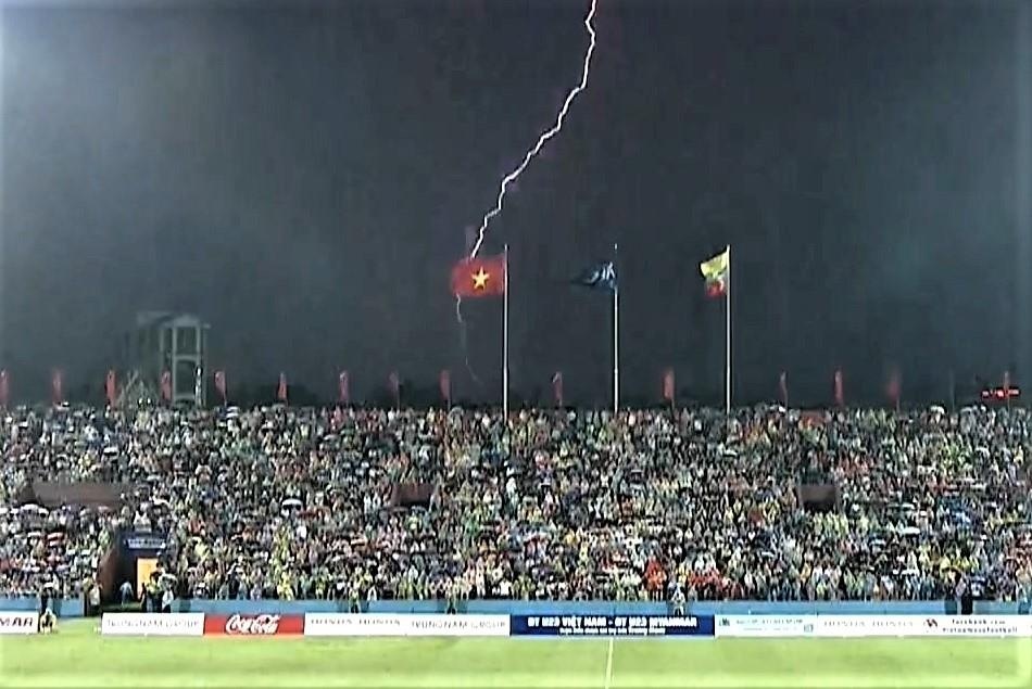 Tran dau cua U23 Viet Nam tam dung 30 phut vi sam chop hinh anh