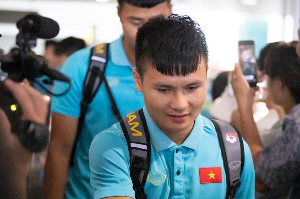 Tuyen Viet Nam ve den Noi Bai sau khi gianh ngoi a quan King’s Cup hinh anh