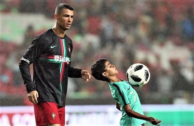 Con trai cua cac sieu sao bong da the hien ky nang dieu luyen tu be hinh anh