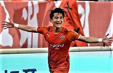 Doi bong cu cua Xuan Truong thang nguoc sau khi bi dan 0-4 hinh anh