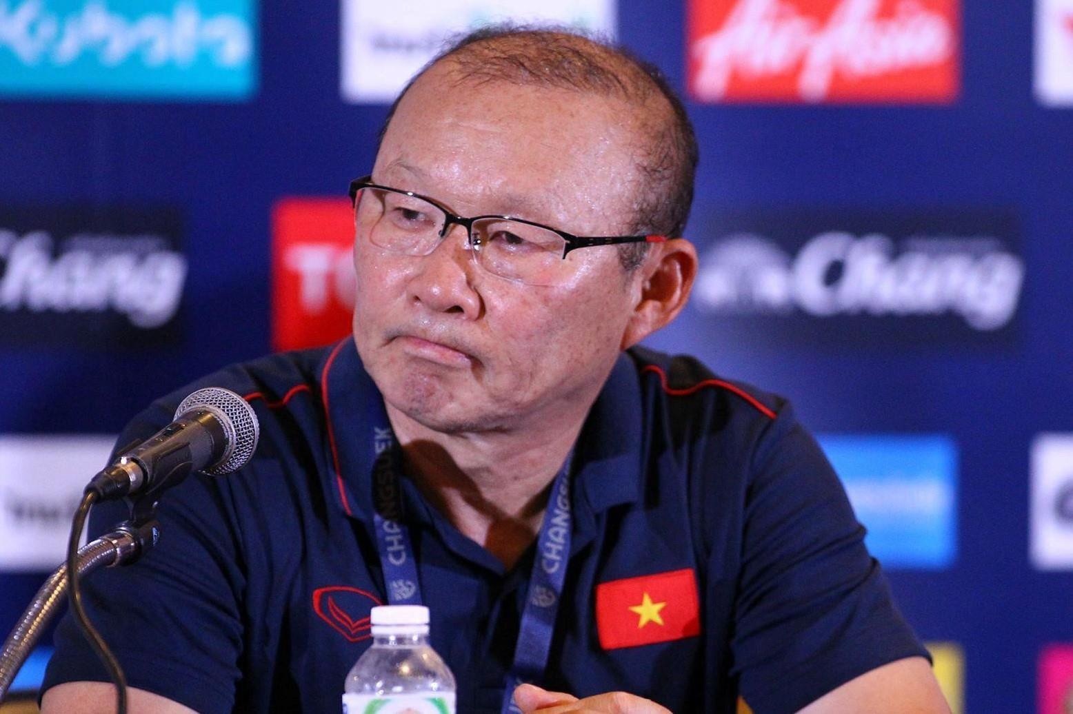 Dai dien cua HLV Park the hien thien chi trong viec ky hop dong moi hinh anh