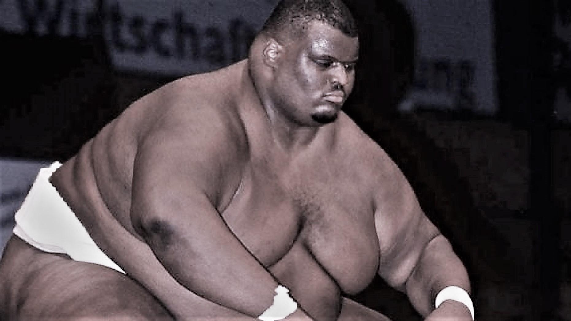 Vo si sumo nang nhat the gioi thang mot tran MMA nho nam len doi thu hinh anh