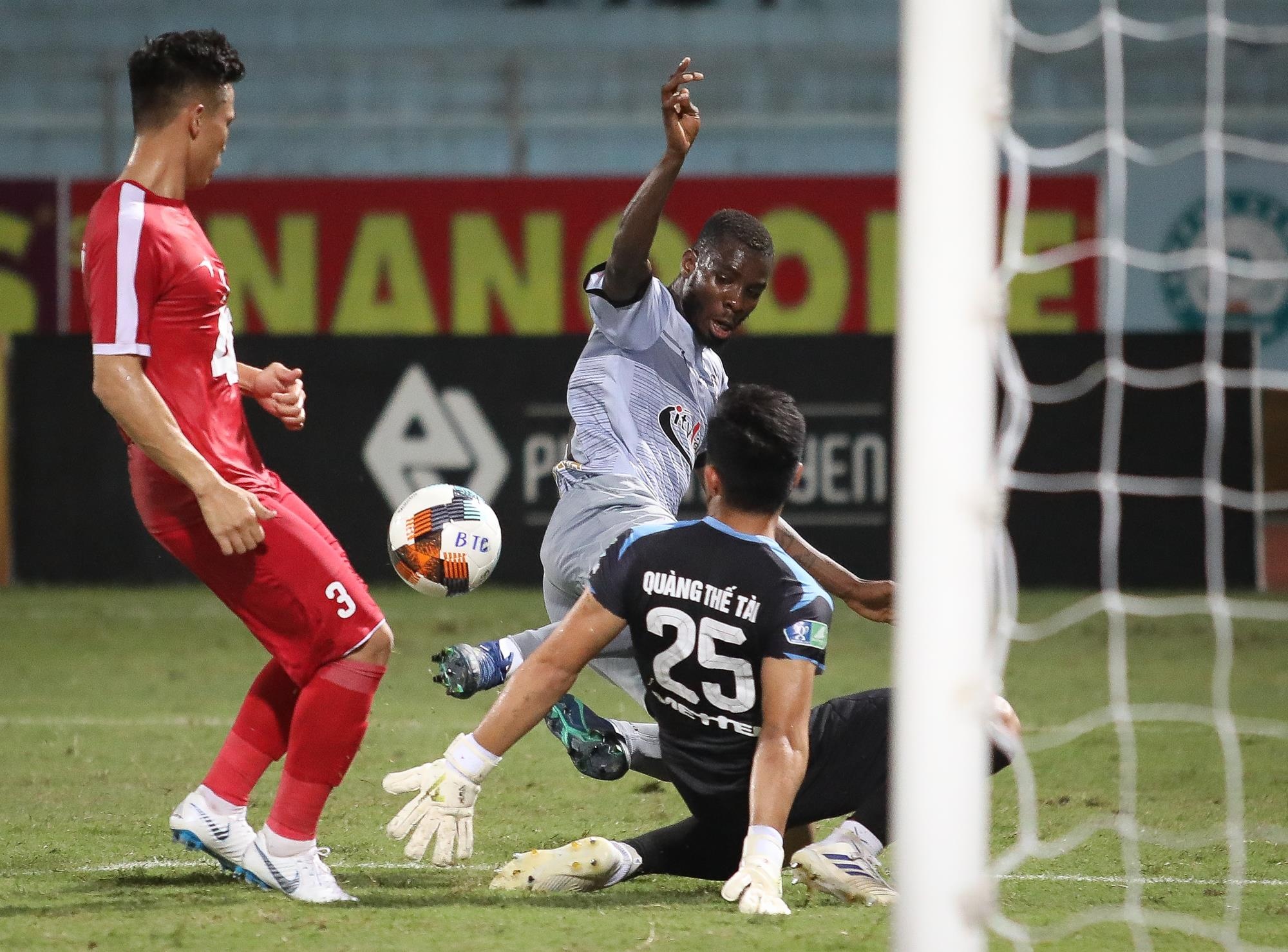 ngoại binh v league quấy rối tình dục, chân sút clb tphcm quấy rối tình dục ảnh 2 ngoai binh v league quay roi tinh duc, chan sut clb tphcm quay roi tinh duc anh 2