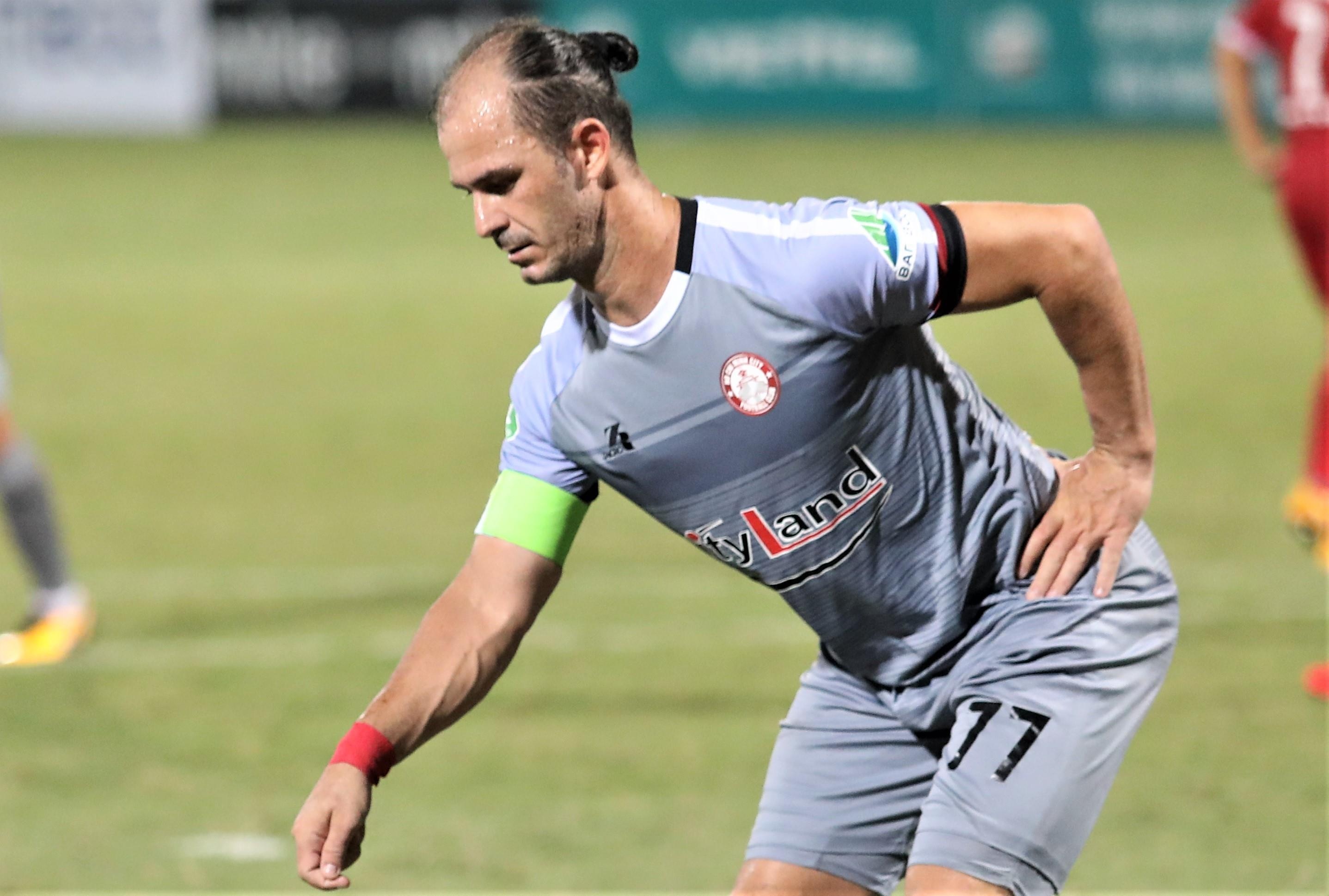 Tien dao nhap tich V.League an mung kieu chong gay giong Eto'o hinh anh