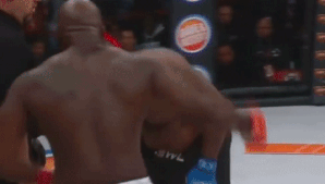 2 vo si tro thanh tro cuoi lang MMA vi danh nhu say ruou hinh anh