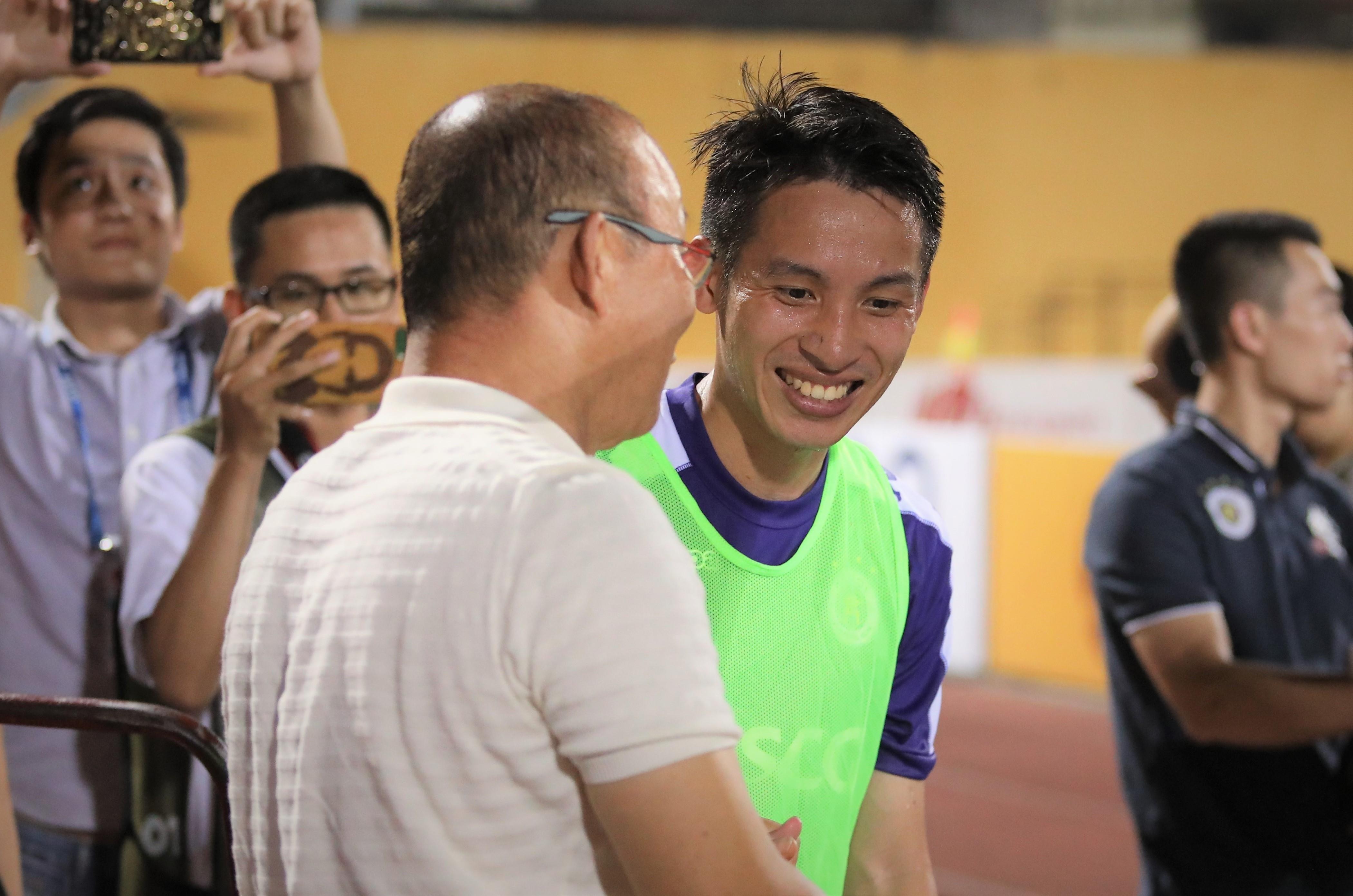 Van Hau, Hung Dung tuoi cuoi gap lai HLV Park va tro ly Lee hinh anh