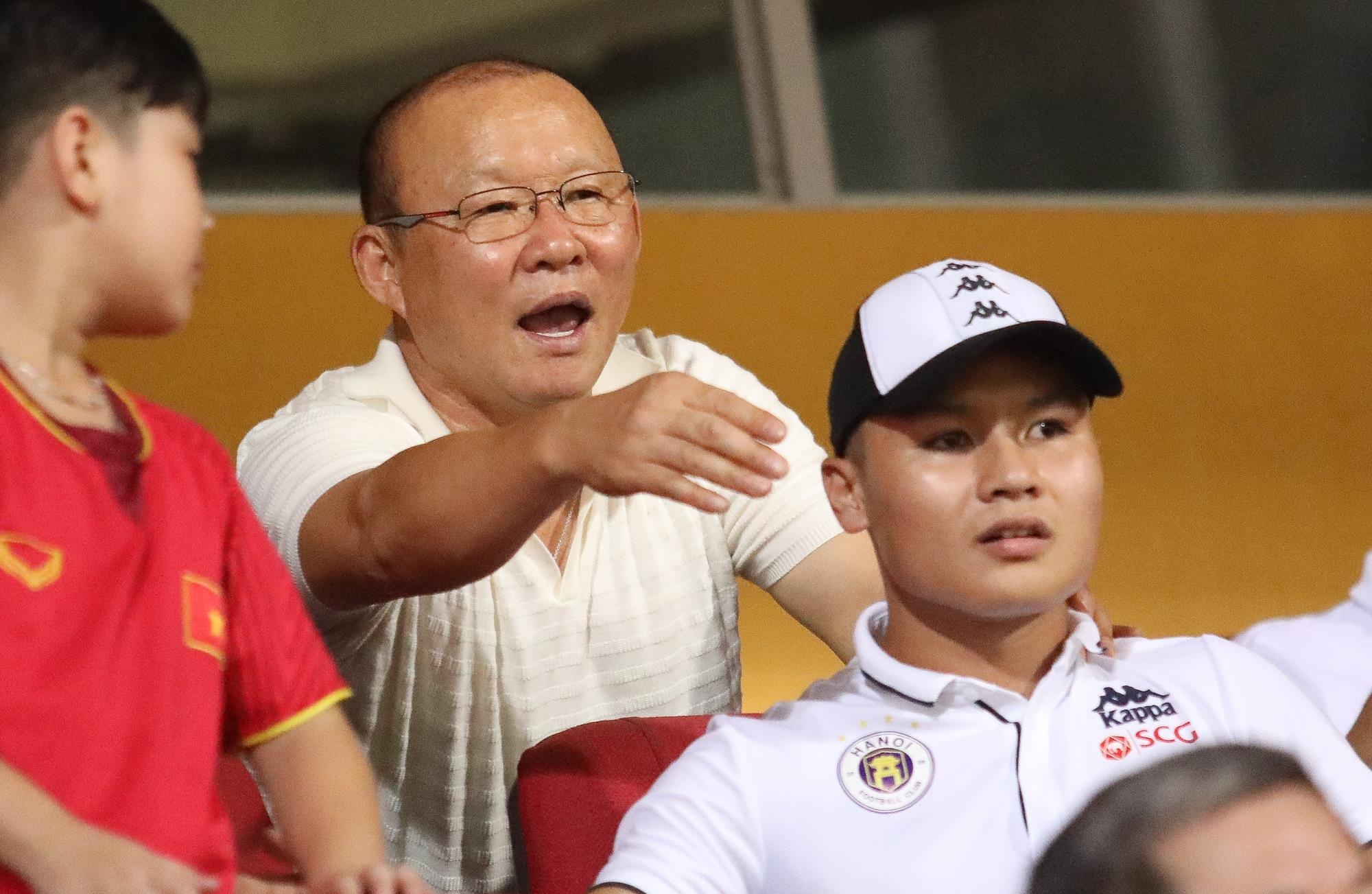 HLV Park danh nhieu cu chi an can cho Quang Hai tren khan dai hinh anh