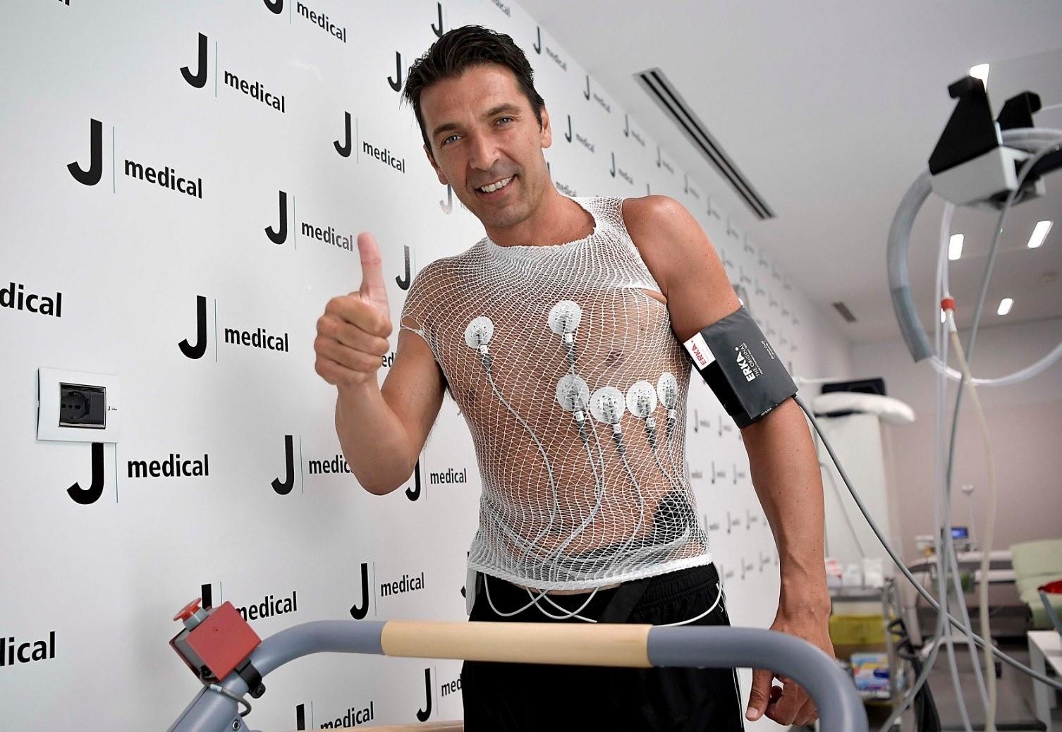 Buffon kiem tra y te, chinh thuc tro ve Juventus hinh anh