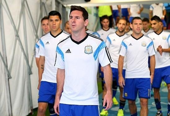 Messi khien cac em nho trong duong ham phan khich vi thay than tuong hinh anh