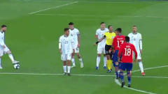 Messi da phat tinh quai cho dong doi truoc khi nhan the do truc tiep hinh anh